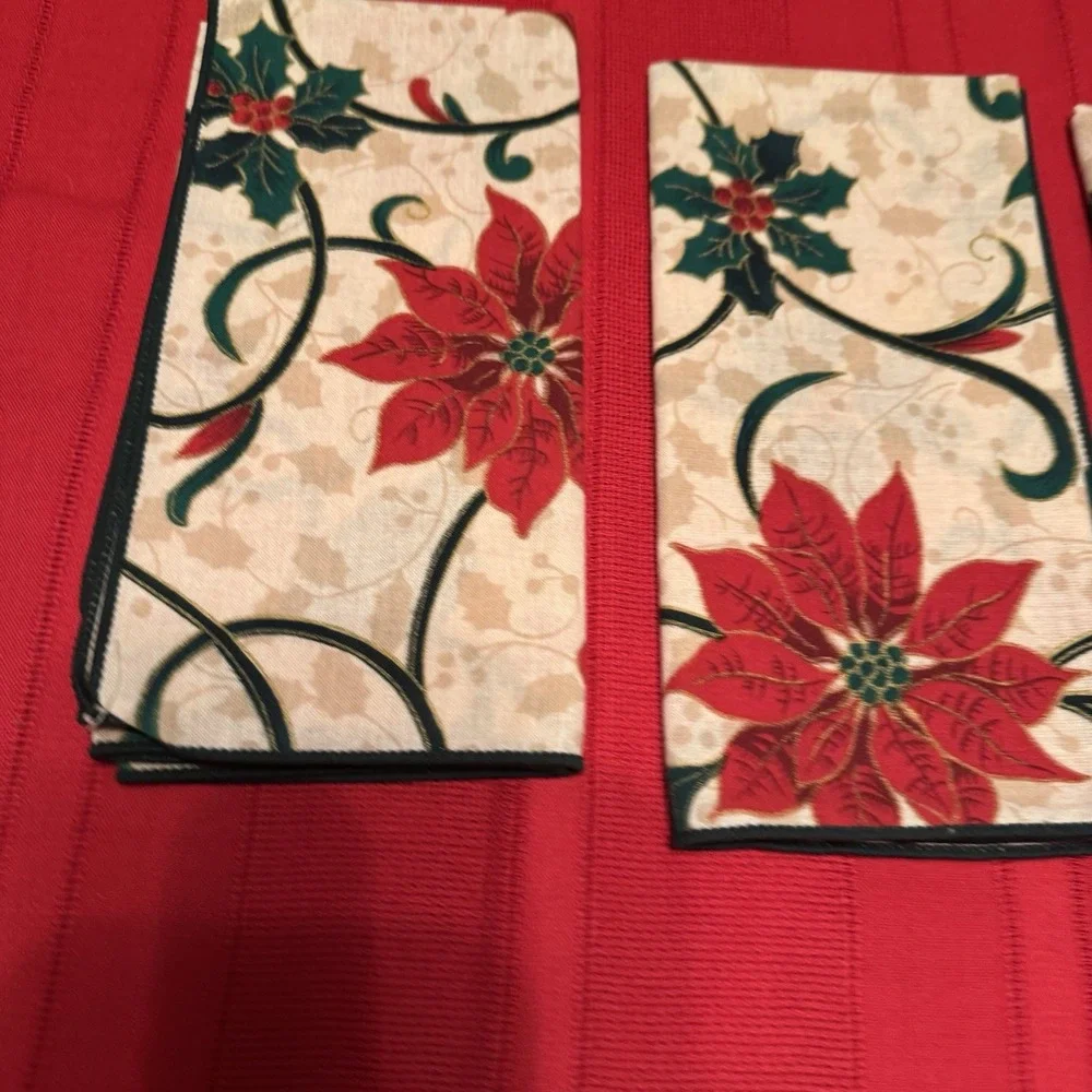 Christmas Red Table Cloth 56x80  And 4 Poinsettia Napkins 17x17‎ Traditional